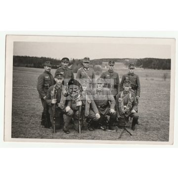 Gyakorlatozó katonák - képeslap méretű fotó