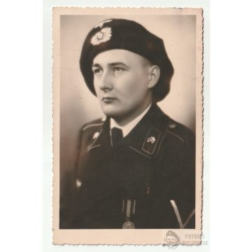 Korai beret sapkás páncélos portré
