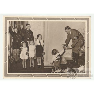 Hitler az ifjúság körében képeslap