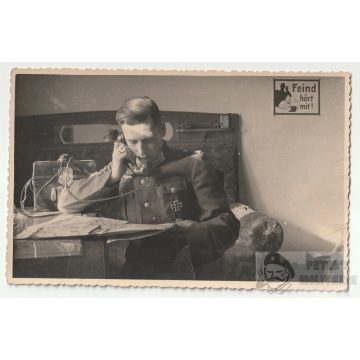 Wehrmacht tiszt telefonnal - „Feind hört mit!“
