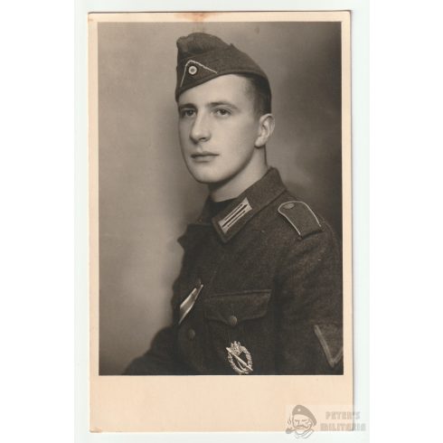 Wehrmacht portréfotó Gyalogsági Rohamjelvénnyel