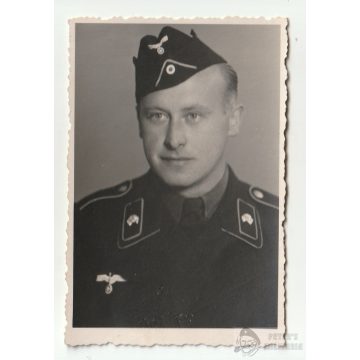 Páncélos portré ködvágóval