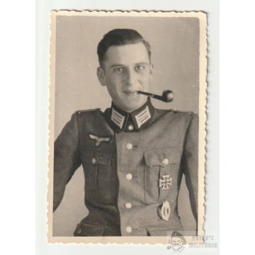 Wehrmacht tiszt pipával 