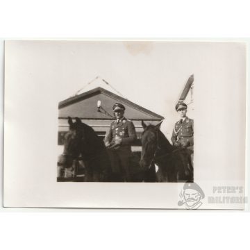 Luftwaffe tisztek lovon