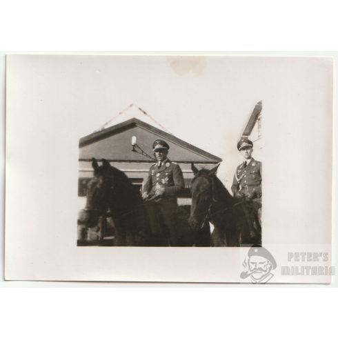 Luftwaffe tisztek lovon
