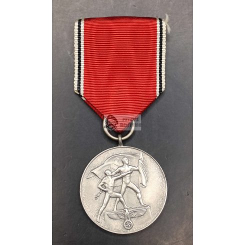 Anschluss medál szalagon, tűvel