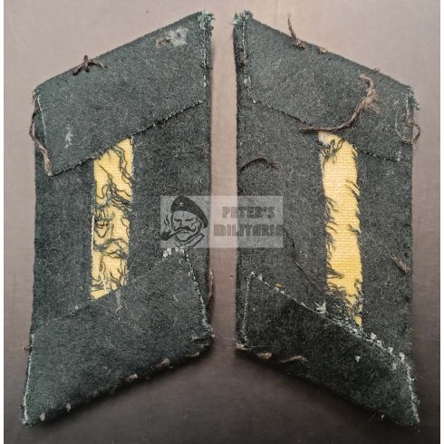 Tiszti gallérhajtóka - Carmine vörös fegyvernemi színnel