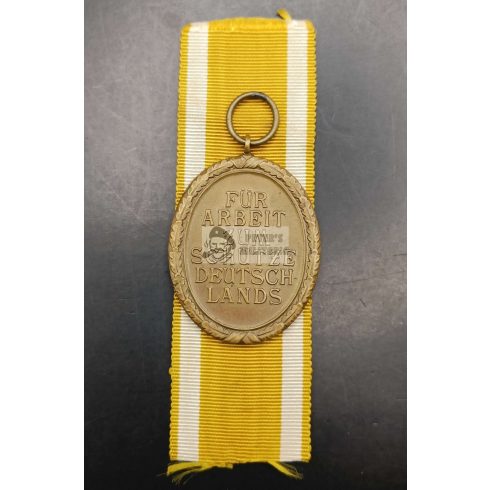 Nyugati Fal medál szalaggal
