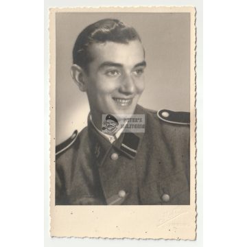 SS-Sturmmann portréfotó Keleti Front medál szalaggal