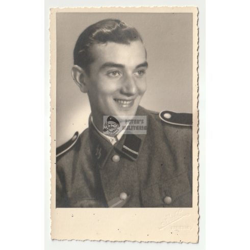 SS-Sturmmann portréfotó Keleti Front medál szalaggal