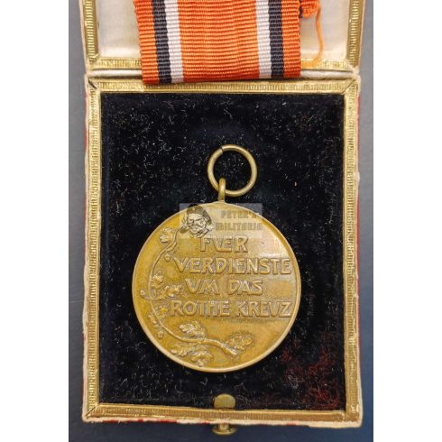 Porosz Vöröskereszt érem III. osztály dobozában, kartonban